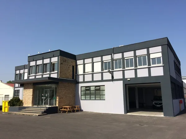 Local industriel 2275 m² 