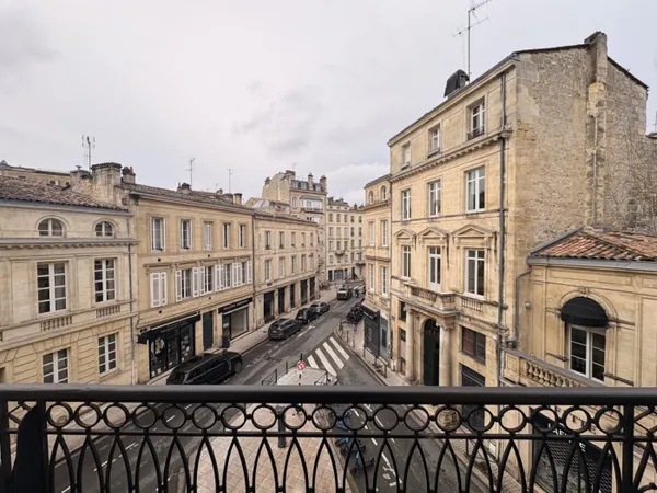 TRIANGLE D'OR - APPARTEMENT DE TYPE T3 - ASCENSEUR ET BALCON 