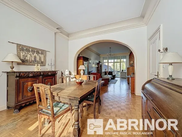 Maison de Maître de 330m² - 8 chambres - sous sol - garage - par 