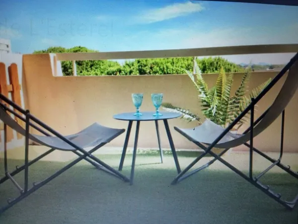 FREJUS/GRAND BEAU STUDIO 5e et DERNIER ETAGE ASCENSEUR 