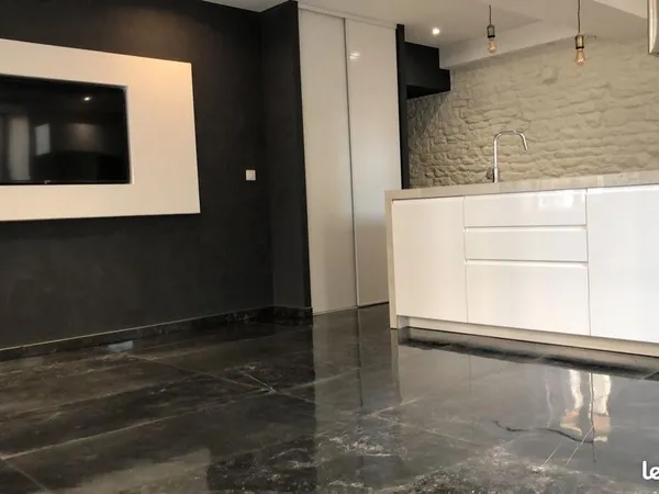 F2 centre ville avec cour 