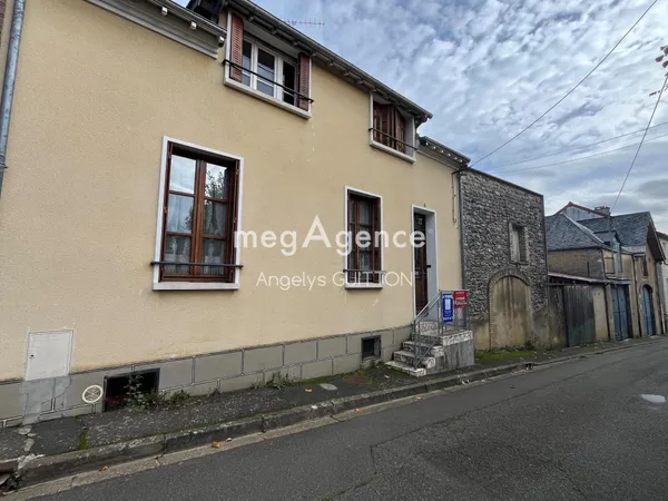 Maison de bourg du 18e siècle - charme et potentiel ! 