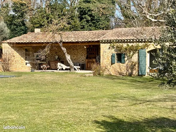 Mas rénové, avec cachet, 5 chambres sur 3500 m² de terrain avec piscine 