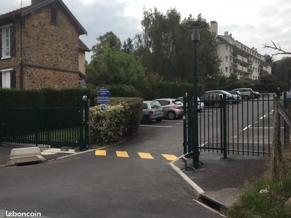 L'hiver arrive: parking abrité au centre de Bures-sur-Yvette 
