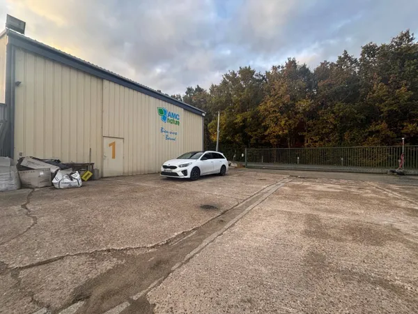 Local 1 pièce 142 m² 
