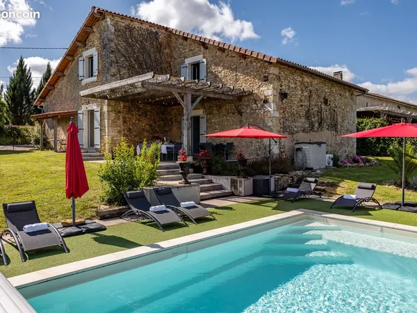 Propriété de caractère en pierres avec piscine et vaste parc 