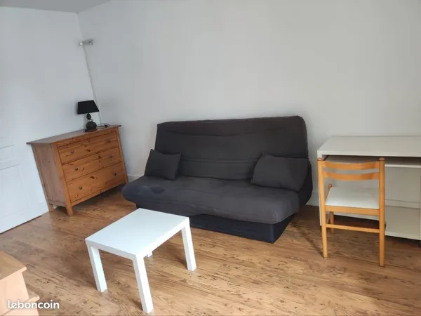 Grand studio patis st Lazare charges comprises libre 