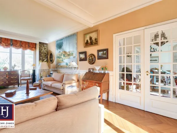 - Lisière Versailles/Le Chesnay - Maison en meulière de 348 m² 