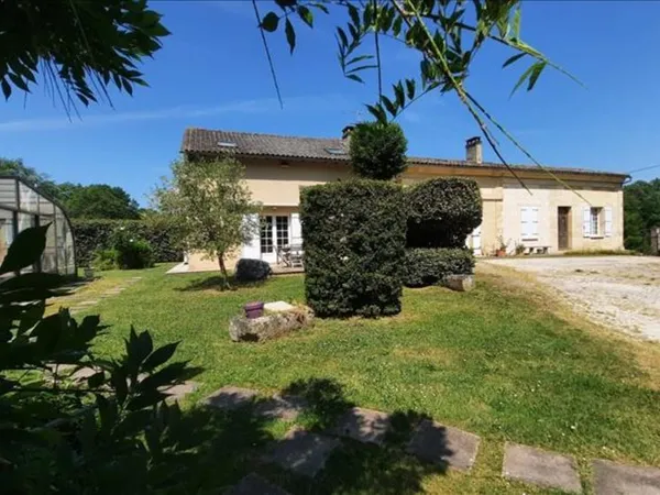 Maison en pierre de 9 pièces principales 