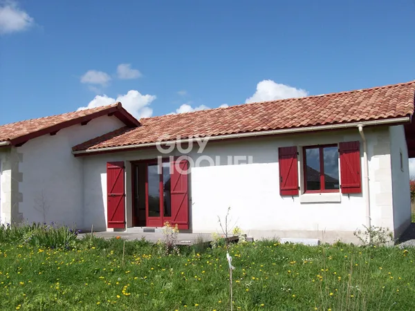 Maison de 2010 , grand terrain, grand garage et chalet indépendant 