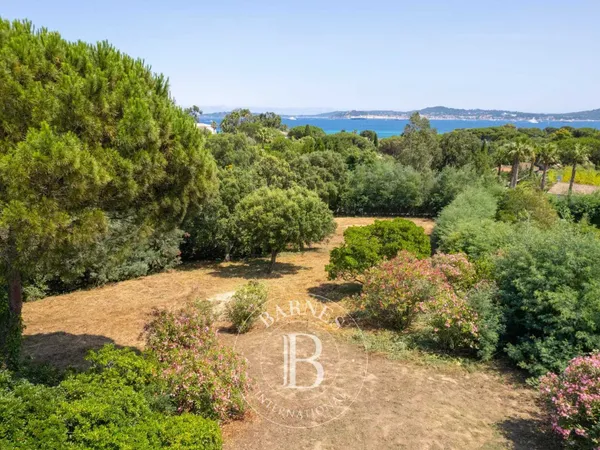GRIMAUD - TERRAIN CONSTRUCTIBLE - APERÇU MER 