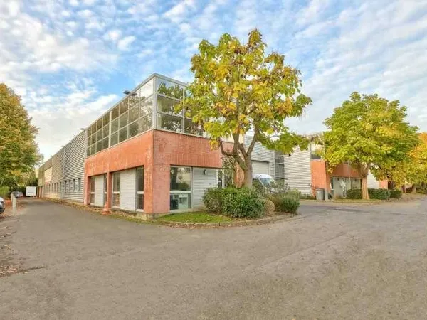Local d'activité 326 m² 