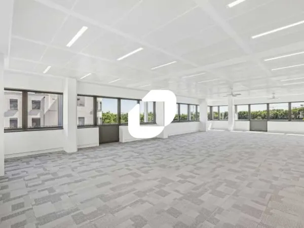 Bureaux - A VENDRE - 3 157 m² divisibles à partir de 155 m² 