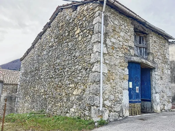 Batisse en pierre 178 m² sans eau ni electricité 