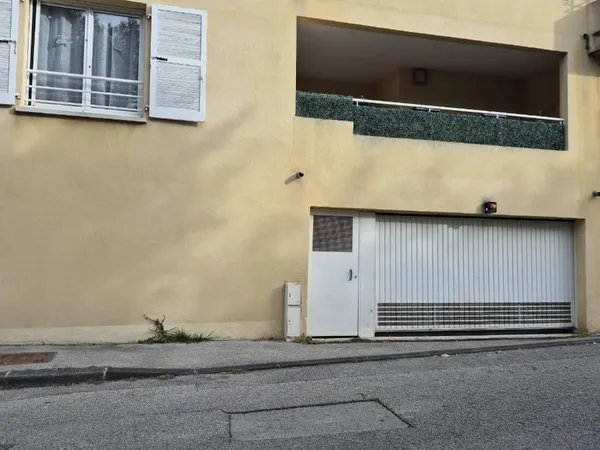 Loue parking - 16m² 