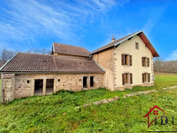 Ancienne ferme à rénover avec grange et terrain 