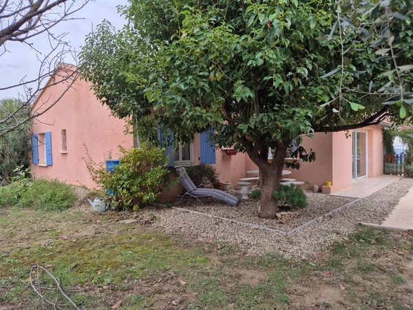 Dans quartier résidentiel, Maison de plain-pied à vendre 