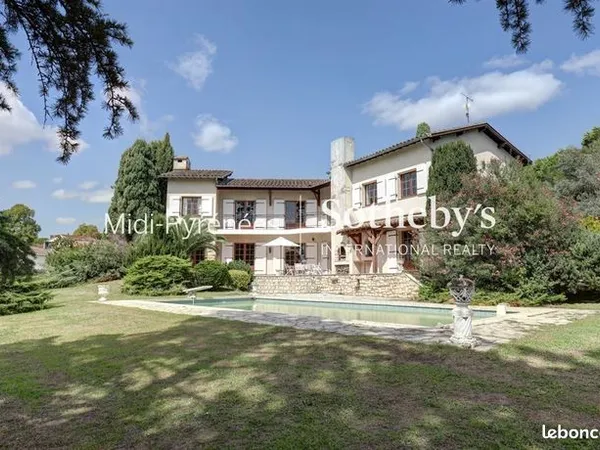 Maison 6 pièces 242 m² 