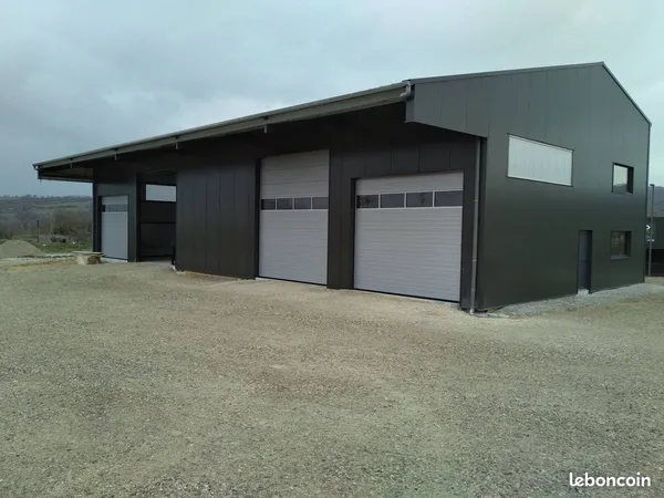 Local professionnel 200 m2 + terrain 2000 m2 