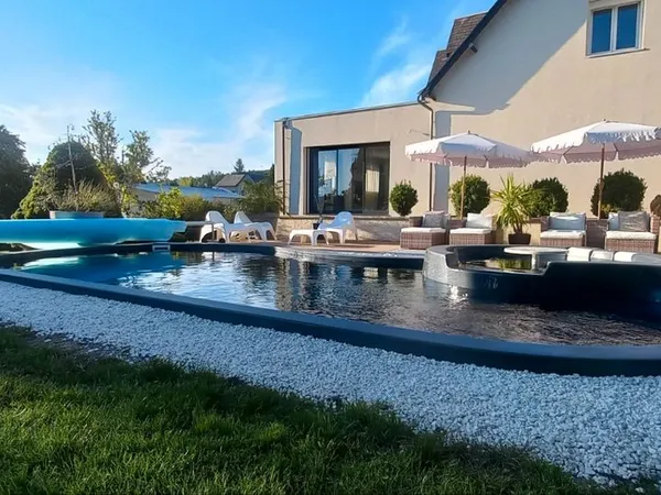 Villa avec piscine jacuzzi et local commercial 