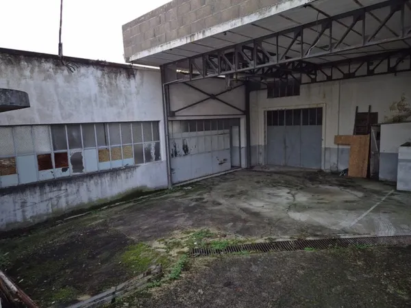 Entrepôt de 80 m2, petit parking, espace clos par portail 