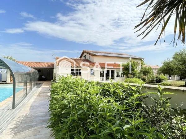 Maison 7 chambres sur près de 5000m² de verdure 