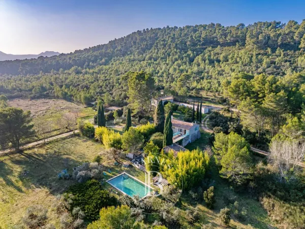EYGALIERES-PROPRIETE AUTHENTIQUE-8 CHAMBRES-PISCINE ET CALME ABS 