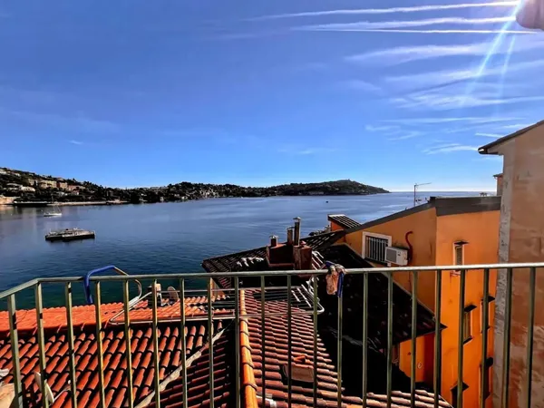 VILLEFRANCHE-SUR-MER - DUPLEX DE 44M2 AVEC TERRASSE ET VUE M 