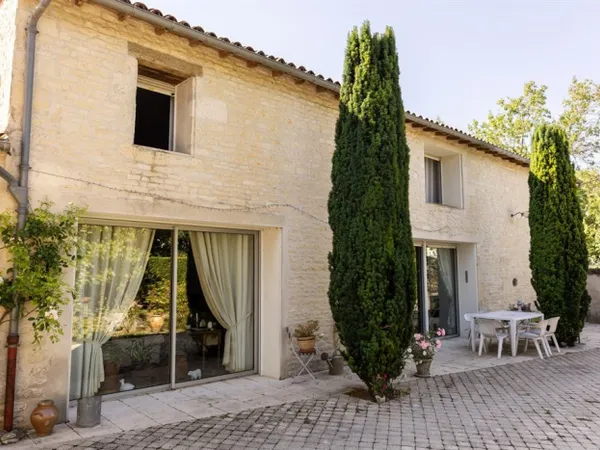 AGNES - Maison familiale en pierre, alliant authenticité et mode 