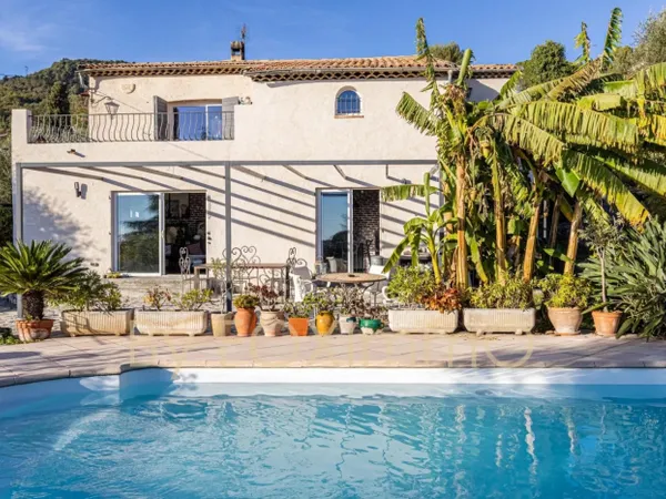 Vence Villa familiale 195 m² 8 pièces , piscine, vue mer, calme 