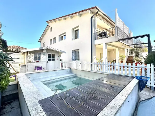 Maison 8 pièces 243 m² 