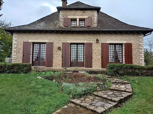 Venez découvrir cette agréable maison à rénover dans un quar 