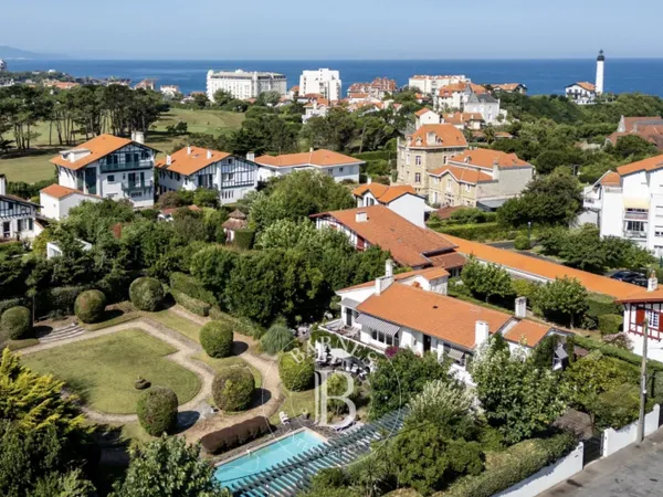 ANGLET, GOLF DU PHARE, MAISON DE 270 M² SUR PARC DE 2500 M² 