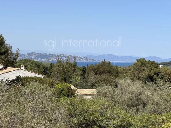 REF 2179 : SAINT TROPEZ - VILLA A DEMOLIR AVEC PERMIS DE CONSTRU 