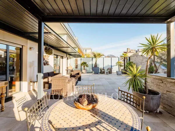 Appartement d'exception - ascenseur - deux terrasses - deux parkings - Triangle d'Or 