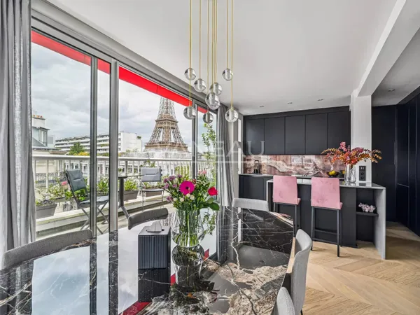 Appartement d'exception avec vue imprenable sur la Tour Eiffel - Etage élevé avec balcon filant et 