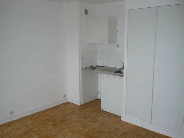 MONTREUIL - STUDIO DE 20M² AVEC PARKING, CAVE ET BALCON DE 6M2 