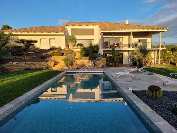 Maison La Cadière D'Azur de 8 pièces de 360 m² sur 2500 m² de terrain 