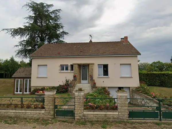 Maison avec étage indépendant, sous-sol complet et grand terrain arboré, proche des commerces 
