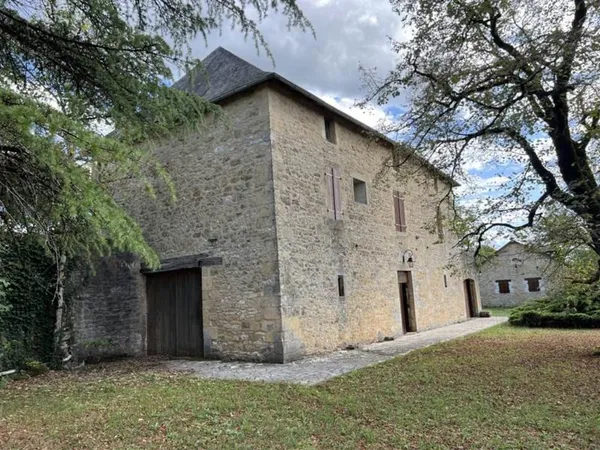 Maison en pierre de 8 pièces principales 