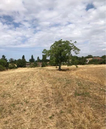 Terrain constructible coeur de village 
