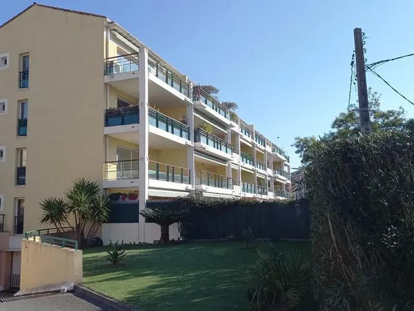 F4 à 5 mn à pied des plages 