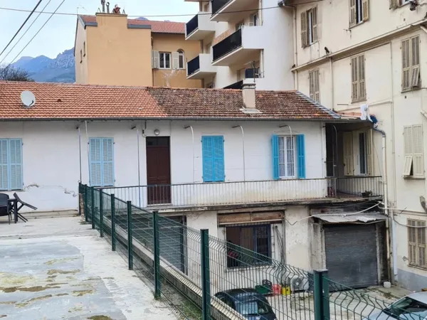 Appartement de trois pièces sans charges de copropriété au rez-de-chaussée d'une maison 