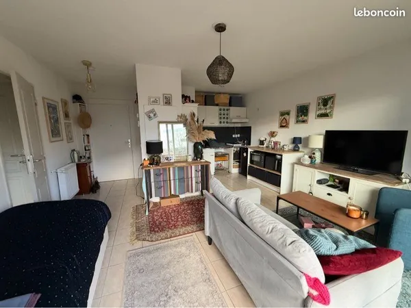 À louer appt T 2 très bon état 40m2 plus grand balcon et parking privatif très bien situé à 