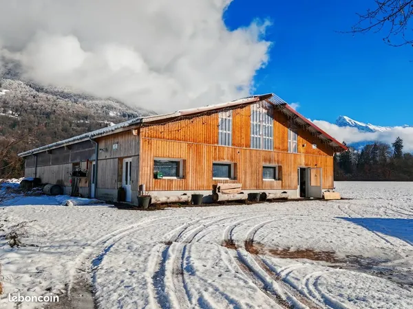 Local 400 m² La Rivière-Enverse 