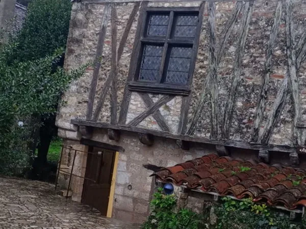 LOCAL ARTISANAL 23 M2 A SAINT CIRQ LAPOPIE 