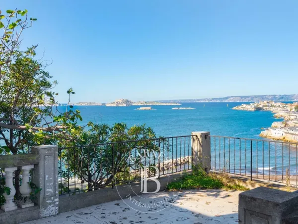 VENTE - MARSEILLE - 13007 - ROUCAS BLANC - MAISON DE MAITRE - VU 