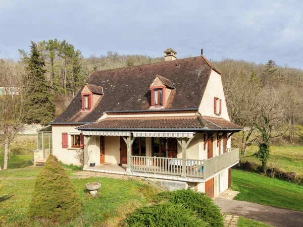 Secteur Gourdon - Grande Maison de construction traditionnelle avec appartement et garage sur 2ha87 
