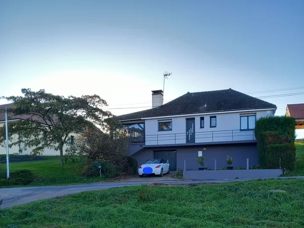 MAISON INDIVIDUELLE dans joli village 