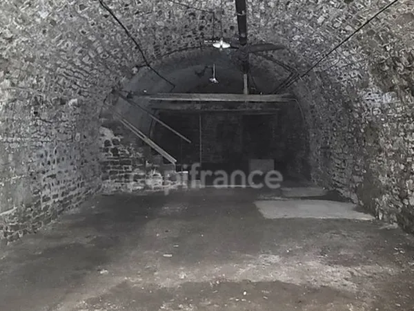 Cave voutée de caractère - 160 m2, à vendre au coeur d'ARBOIS (39) 